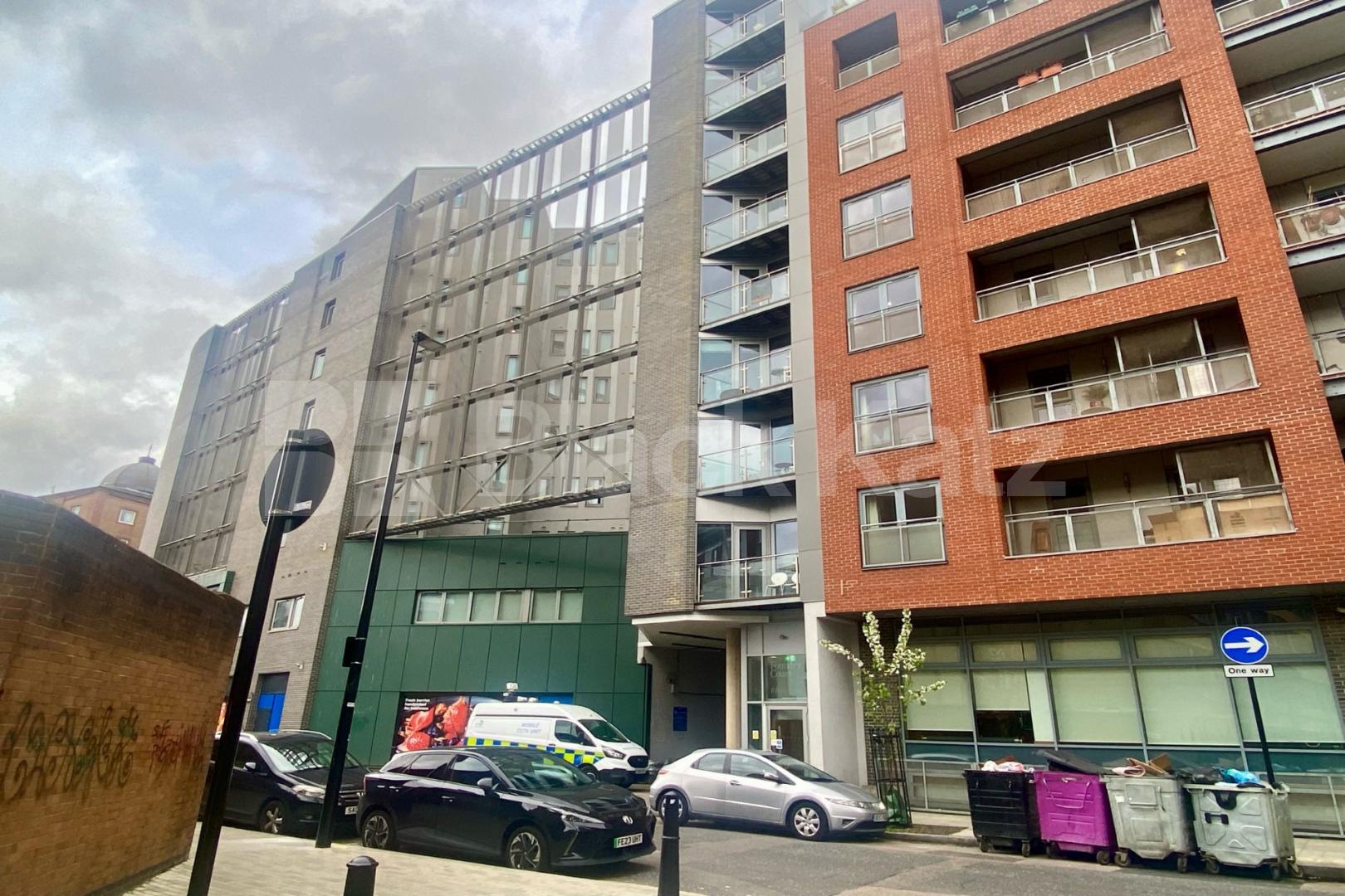 Spacious bright and airy two bedroom apartment in a very convenient location Plumbers Row, Aldgate